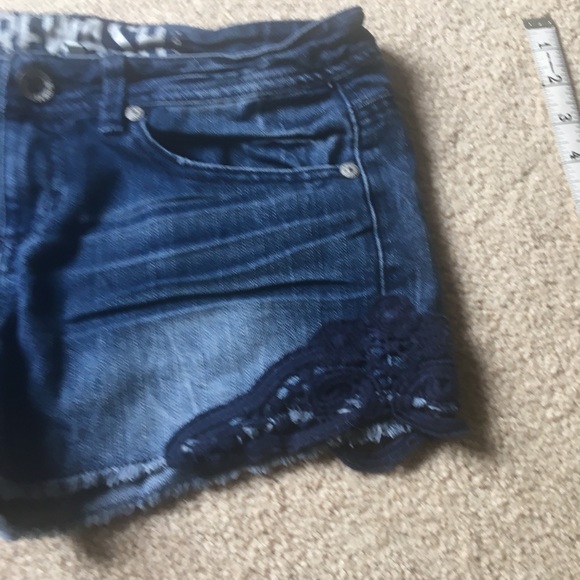 Cute Jean Shorts w/navy lace - Picture 3 of 5